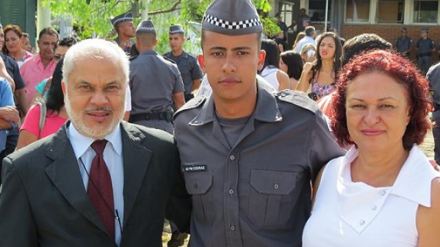 Vereador Vergara abraça soldado Esdras durante formatura de PM hoje pela manhã (Foto: Divulgação Câmara)